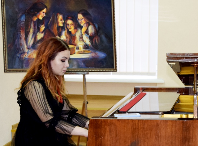 За роялем Наталя Кіндрат